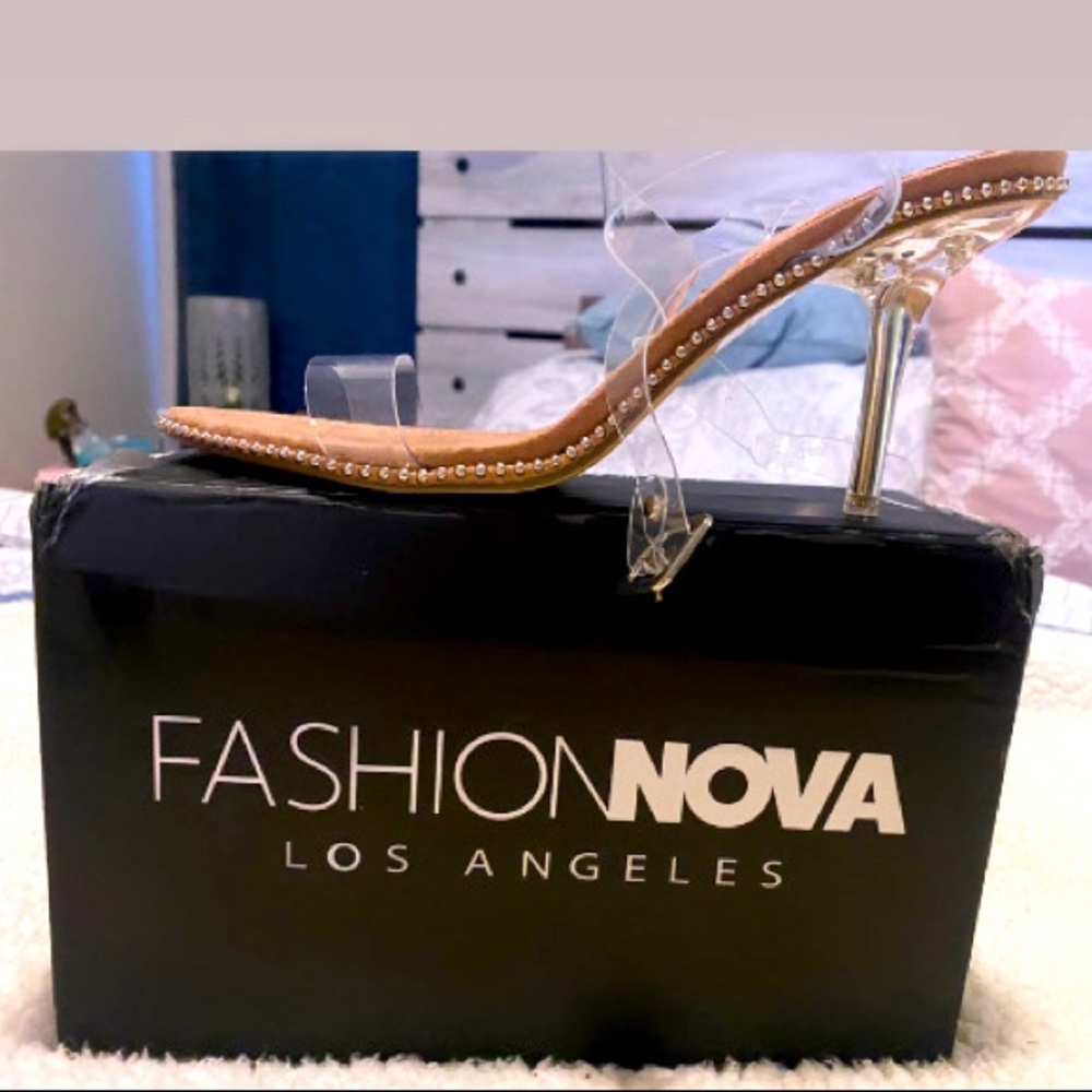 3-4in Fashion nova heels never worn w/ clear strap